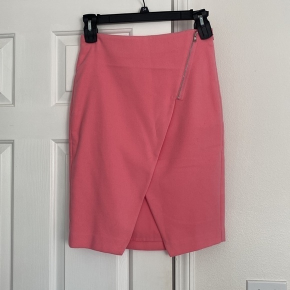Loft NWT barbiecore pink pencil skirt with zipper embellishment. - Picture 1 of 14